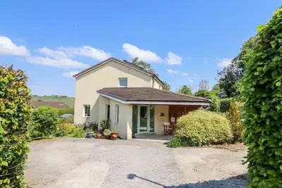 Brynawel, pet friendly, with open fire in Llanfair Caereinion