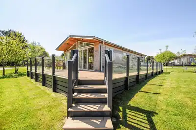 17 Meadow Retreat, pet friendly, with a garden in Dobwalls