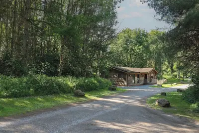 Cedar Lodge, pet friendly, with a garden in Rosliston