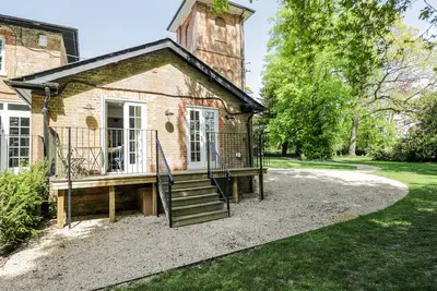 Image de Cedar, pet friendly, with pool in Kintbury