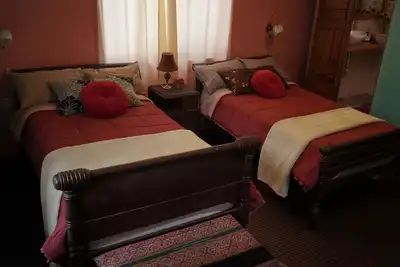 La chambre d'angle avec balcon fleuri et vue panoramique.