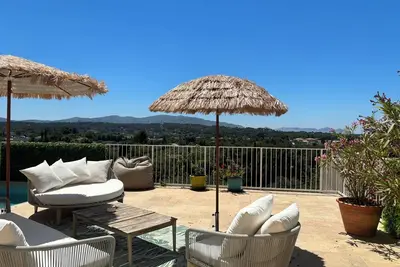 Image de Maison Allauch, jolie vue avec piscine