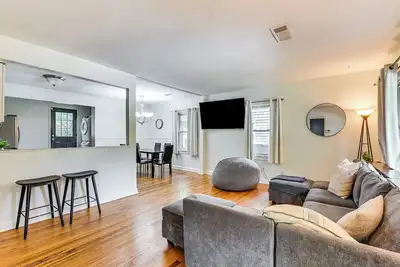 Image de Walk to Golf: Cozy Home w/ Lush Yard in Atlanta!