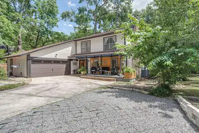 Image de The Woodlands: Corner Casa in the Tall Trees!
