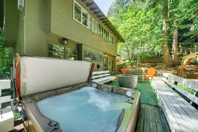 Image de 8 Mi to Dtwn Seattle: Pet-Friendly Apt w/ Hot Tub