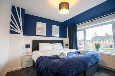 Image de Spacious 4-Bed House with Parking Near City Centre