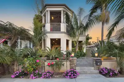 Image de Seventh & Shore | Stylish Seal Beach Home w/ Elevator, Fireplace + Bold Design