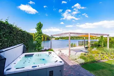 Image de Luxury wellness vacation home by the water with a private beach