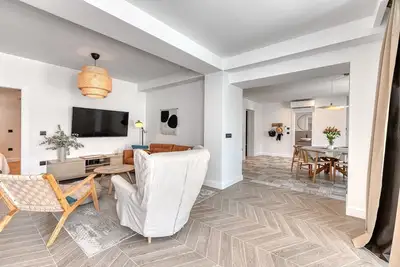 Image de Appartement avec piscine et bain א remous