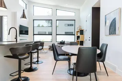 Image de Modern 2-bed retreat in Lower Mission near Kelowna’s best beaches, wineries & cafés. Enjoy a fenced yard, chef’s kitchen, patio, garage parking & beach essentials just 4 minutes from Sarsons Beach. Designed for relaxation, convenience & comfort.