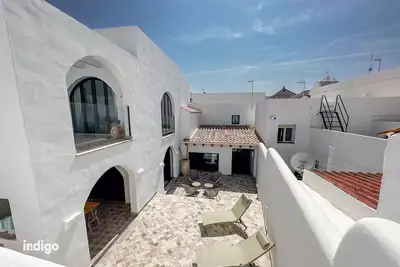 Image de Maison de ville de style design avec piscine - Dom01