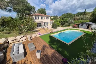 Image de maison de campagne avec piscine