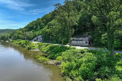 Image de \"The Riverfront Serenity Lodge\"