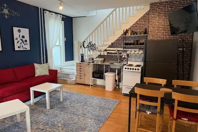 Image de Charming 2-bedroom house in Hayward just steps from Main Street!