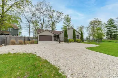 Image de Cozy Lakefront Home, Minutes from Lake Mi, 2 Bedrooms, 2 Bathrooms. Sleeps 6