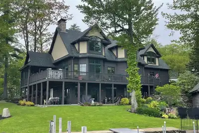 Image de Beautiful Adirondack home faces west with huge sun deck and sleeps 10