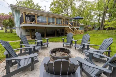 Image de Walk to Beach! 5br w/ Deck, Firepit & Big Yard