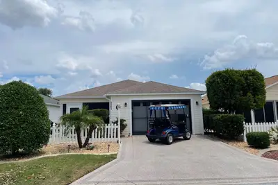 Image de Modern comfort meets effortless style in this inviting Florida retreat!
