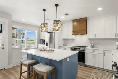 Image de 40 Steps to Beach! 3br Luxury Oasis! Pool + Views!