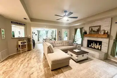Image de Newly remodeled 3 Bdr home in a gated community, 1 acre, trails and shops nearby
