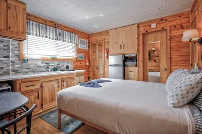 Image de Seashore Condo Hotel Junior Suite First Floor, Cozy Fire Island Escape, Near Ferry - With Bay Views and Steps from the Beach.