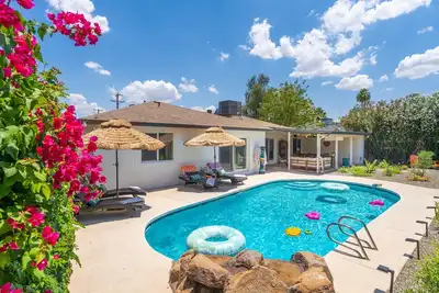 Image de Mai Tai Manor: sun-soaked pool days, tiki nights & tropical bliss