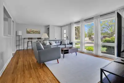 Image de 2-bedroom house - Office - 3 seasons room - Garage in North Canton with WiFi, Ac
