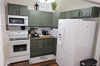 Image de Scenic Serene Stocked Spacious Studio 65in Smart Tv WiFi Laundry Kitchen & Patio