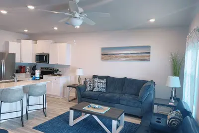 Image de Wave of gold  Close to beaches 3 bedrooms clean Beautiful Brand New townhome