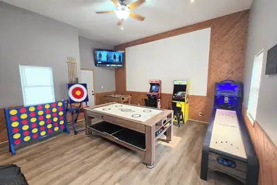 Image de The Lasalle Lounger. Full game room! King beds. Walk to downtown.