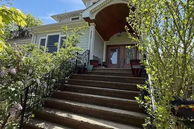 Image de Large 4-bdrm Lb house near surf beach w/ movie room, Ac, bikes & fitness room