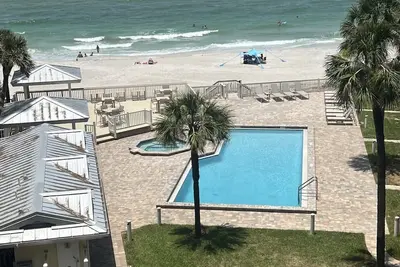 Image de Snow Birds Wanted! 3 bedroom Beach Condo directly on the Gulf of America!