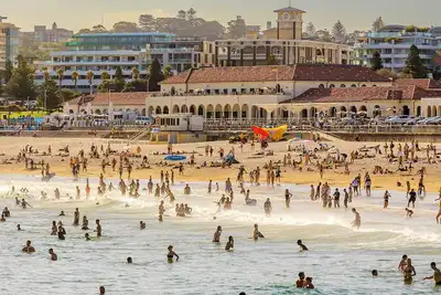 Image de Spacious family home on Bondi's best street. Minutes walk from beaches, shops