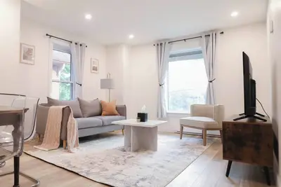 Image de Bright & Modern 2br | Near Dt & Hospital