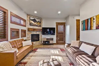 Image de Reno Basecamp | 2 King Suites, Walk to Food & Fun