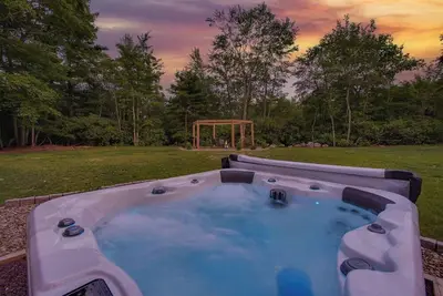 Image de Backyard Bliss, Hot Tub, Pickleball & Minutes to the Lake
