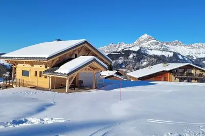 Chalet \"Les 2 Sœurs\" avec vue sur les montagnes, terrasse privée et Wi-Fi