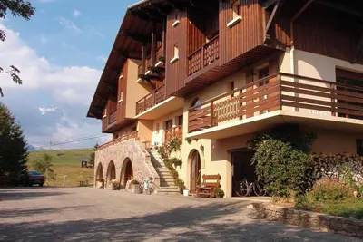 Appartement 'Le Lachat' avec vue sur les montagnes, terrasse partagée et Wi-Fi