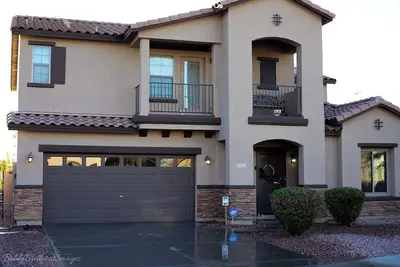 Image de Spacious 4-bedroom house with tranquil outdoor space, includes Grill and Spa.
