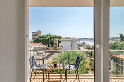 Image de Appartement 'L'escala - 1r Piso' avec vue sur mer, terrasse privée et climatisation