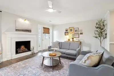 Image de Mid-Term Rental; Charming 2-bedroom townhome in tranquil Newport News