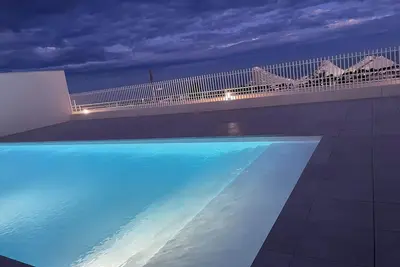 Image de Studio moderne - terrasse - piscine