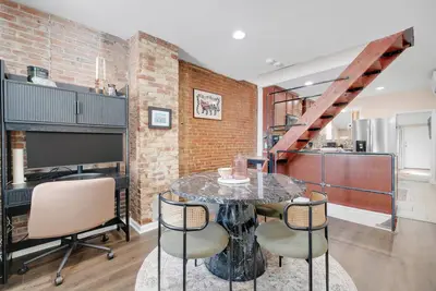 Image de Prime Location! 2br/2ba rowhouse steps from Ravens Stadium & Camden Yards.