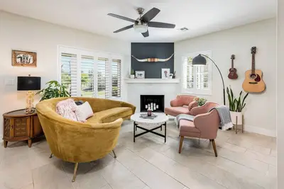 Image de Historic Designer Home in Melrose - Walkable, Stylish & Fully Furnished