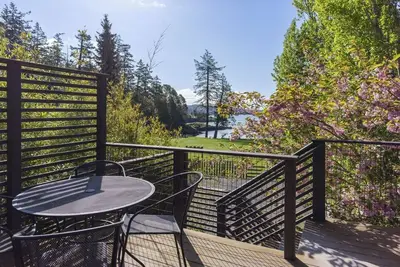 Image de Waterfront Cottage on a Farm and Animal Sanctuary.