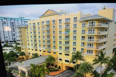 Image de Luxurious Condo located in Pompano Beach. The beach is your backyard.