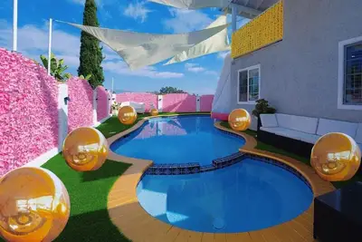 Image de Pink Luxe Spa Retreat Sale 3 Nights with Pool, Fully Equipped Kitchen & Dome