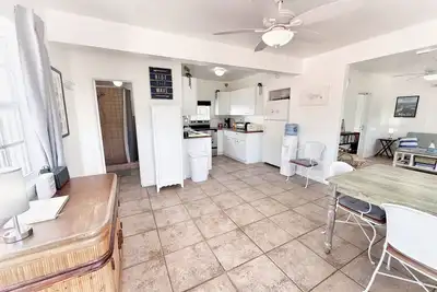Image de Charming 1. 5 bedroom apartment with WiFi, Ac in historic Charlotte Amalie! ! !