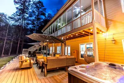 Image de Charming Home on Lake Lanier, sleeps 14, all the amenities! Come make Memories!