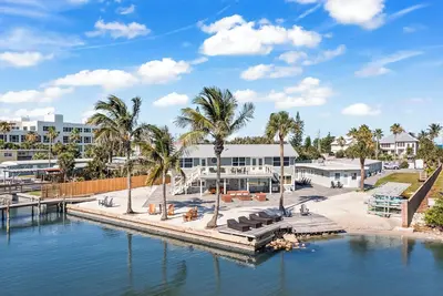 Image de Beautiful Riverfront Villa W/ Private Beach Access, Fire Pit, & Bbq Grills